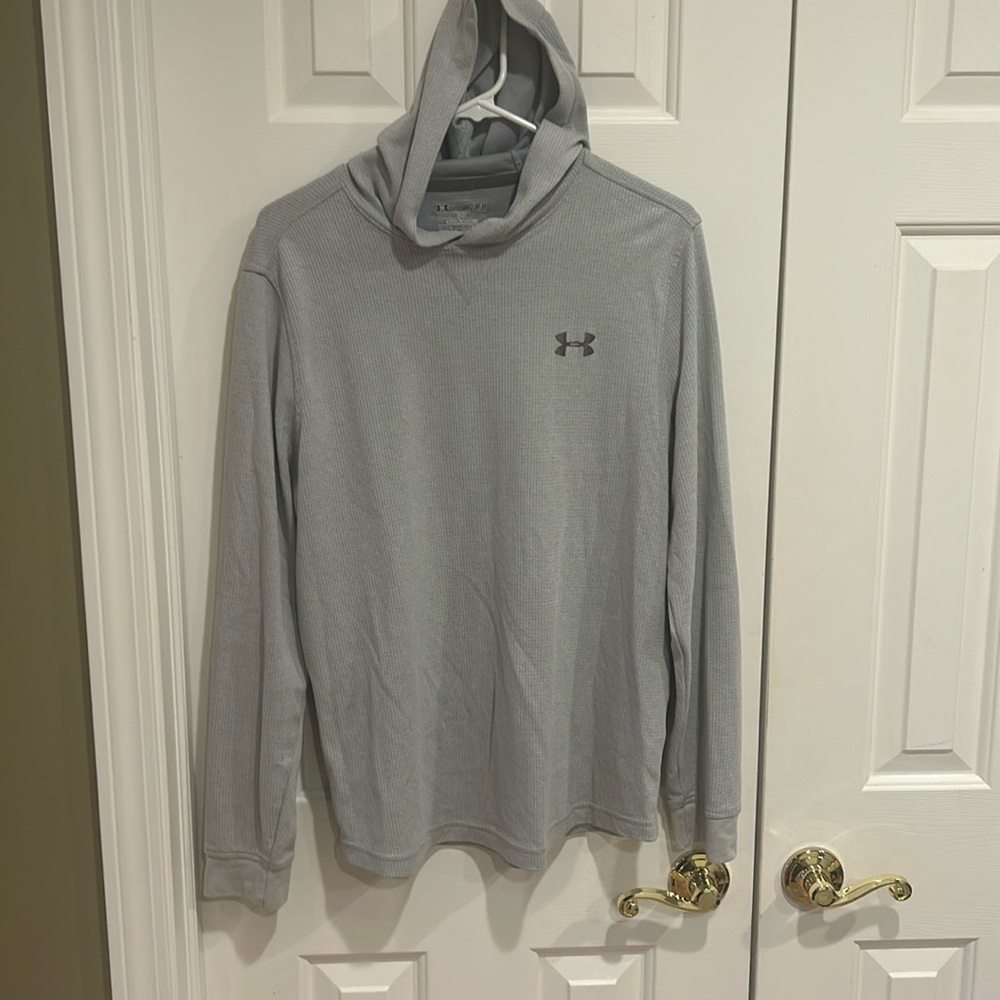 Men’s medium under armour cold gear base hooded long sleeve shirt. Light grey